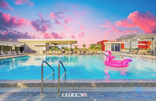 Hollywood Condo | Luxurious Condo & Rooftop Pool