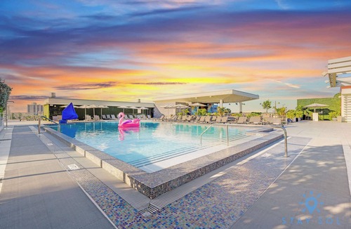Hollywood Condo | Luxurious Condo & Rooftop Pool