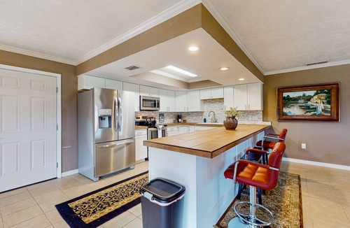 Micanopy House | Luxurious guesthouse with screened porch, central A/C and lake view