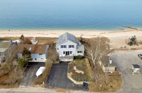 Wading River House | Luxurious Mermaid Inn Beach House: Hot Tub, Games