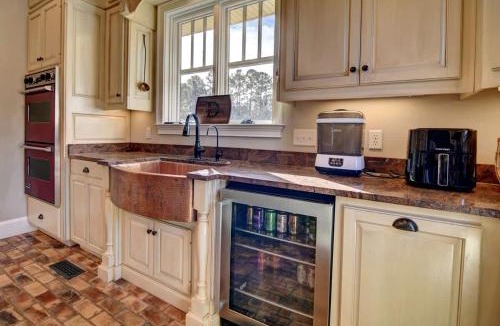 Nashville House | Luxurious Secluded Vineyard Estate with Private 32-Acre Vineyard & Fireplace Porch near Downtown Nashville, Georgia