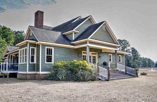 Nashville House | Luxurious Secluded Vineyard Estate with Private 32-Acre Vineyard & Fireplace Porch near Downtown Nashville, Georgia