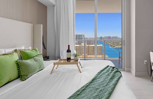 Hollywood South Central Beach Condo | Luxury 3 Br|Corner Balcony|Panoramic View+ Pools