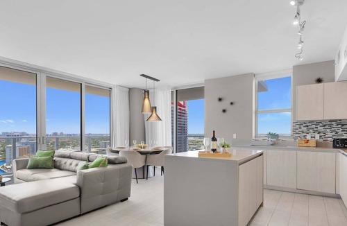 Hollywood South Central Beach Condo | Luxury 3 Br|Corner Balcony|Panoramic View+ Pools