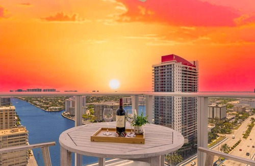 Hollywood South Central Beach Condo | Luxury 3 Br|Corner Balcony|Panoramic View+ Pools