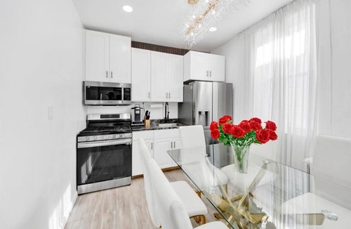 Southeast Yonkers House | Luxury 4BR Sleeps 16 Free Parking Walk to Train Near NYC