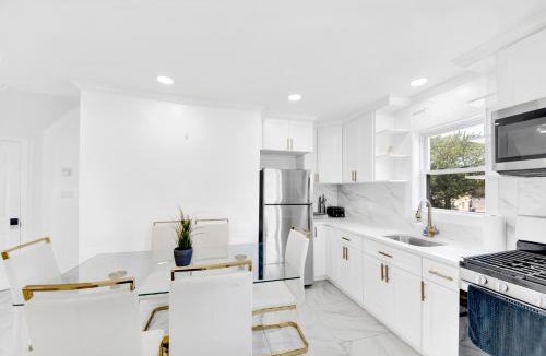 Bryn Mawr House | Luxury 5 BR 2BA Apt NYC Sleeps 16 with Free Parking!