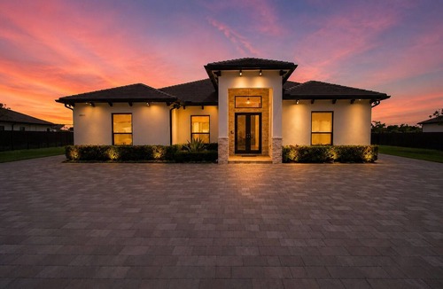 Ludlam House | Luxury 5BR Retreat W/Pool,Jacuzzi & Outdoor Kitche.