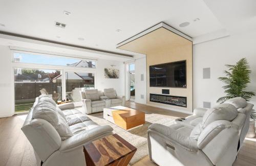 North Valley Stream House | Luxury 5BR Smart Home Near JFK with Gym, Theater & BBQ