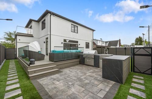 North Valley Stream House | Luxury 5BR Smart Home Near JFK with Gym, Theater & BBQ