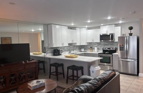 Highland Beach Villa | Luxury Apt Villa 2bed/2bath just 1 block from the beach with pool & jucuzi