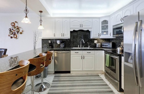 Hollywood South Central Beach Condo | Luxury Beachfront Condo 2 Parking Fast WiFi Walk to Dining & Shops