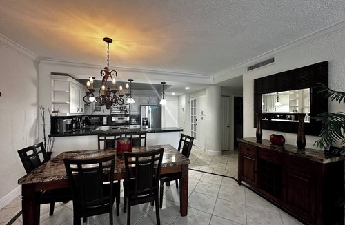 Hollywood South Central Beach Condo | Luxury Beachfront Condo 2 Parking Fast WiFi Walk to Dining & Shops