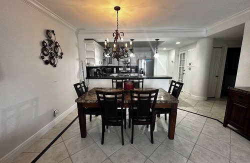 Hollywood South Central Beach Condo | Luxury Beachfront Condo 2 Parking Fast WiFi Walk to Dining & Shops