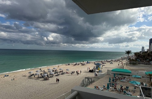 Hollywood South Central Beach Condo | Luxury Beachfront Living:Modern 2-Bdr Condo with Stunning ocean views, Hollywood