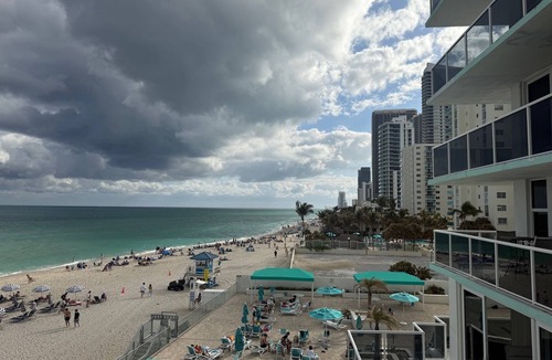 Hollywood South Central Beach Condo | Luxury Beachfront Living:Modern 2-Bdr Condo with Stunning ocean views, Hollywood