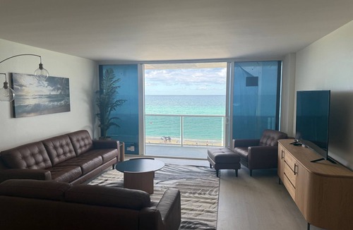 Hollywood South Central Beach Condo | Luxury Beachfront Living:Modern 2-Bdr Condo with Stunning ocean views, Hollywood