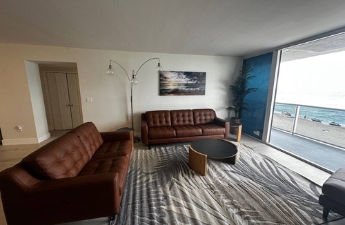 Hollywood South Central Beach Condo | Luxury Beachfront Living:Modern 2-Bdr Condo with Stunning ocean views, Hollywood