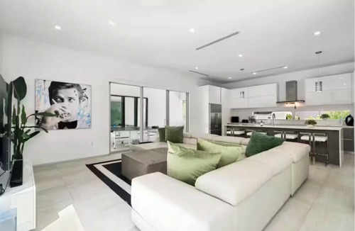 The Roads House | Luxury Brickell Home, Rooftop Pool, BBQ, City Lights