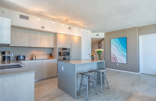 Hollywood South Central Beach Condo | Luxury condo with amazing ocean & city views | WIFI + Alexa + Netflix Ready