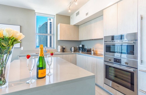 Hollywood South Central Beach Condo | Luxury condo with amazing ocean & city views | WIFI + Alexa + Netflix Ready