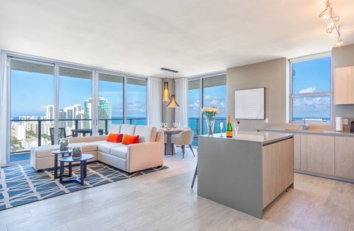 Hollywood South Central Beach Condo | Luxury condo with amazing ocean & city views | WIFI + Alexa + Netflix Ready