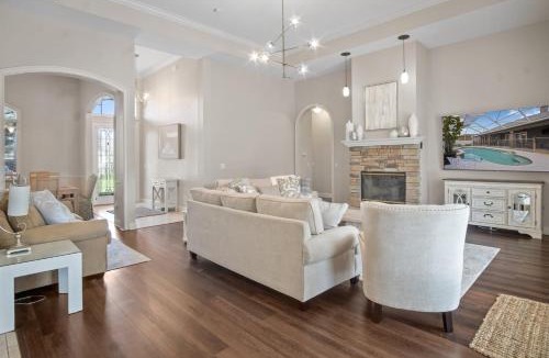 Lakeland House | Luxury Heated Pool Home, 85 inch TV, King bed