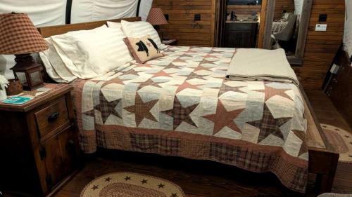 Putnam Hall House | Luxury Highland Cow Glamping in Cozy Covered Wagon with Peaceful Farm Retreat in Melrose, Florida
