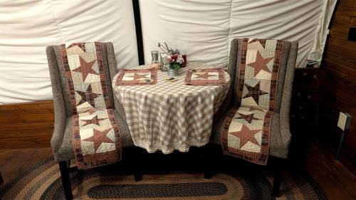 Putnam Hall House | Luxury Highland Cow Glamping in Cozy Covered Wagon with Peaceful Farm Retreat in Melrose, Florida