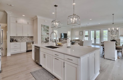 San Juan House | Luxury Home, Short walk to the Beach, and 6 adult bikes included, Private Pool!