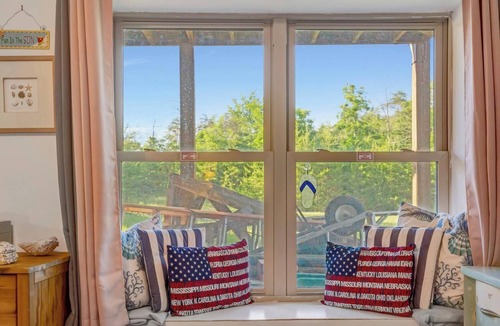 Green Cove Springs House | Luxury Log Cabin w Hot Tub & Sauna near Trail