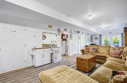 Green Cove Springs House | Luxury Log Cabin w Hot Tub & Sauna near Trail