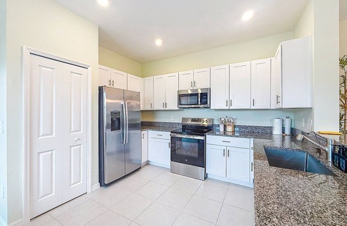 Ruskin House | Luxury Mins To St Josephs Hospital & Apollo Beach with Pool
