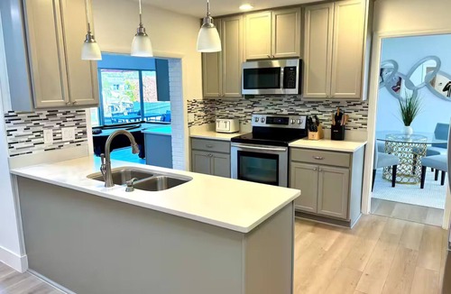Tampa Villa | Luxury Modern Waterfront Villa - Saltwater Pool/Fishing Dock/BBQ - Sleeps 12