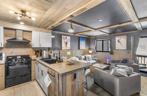 Vernon Condo | Luxury Mountain Retreat.Minutes from ski slopes,Water Park,Resort & scenic hikes