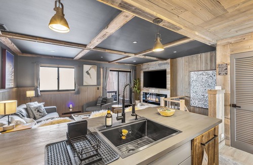 Vernon Condo | Luxury Mountain Retreat.Minutes from ski slopes,Water Park,Resort & scenic hikes