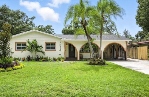 Bearss Plaza House | Luxury Oasis Retreat Pickleball Pool Spa Billiard Gaming