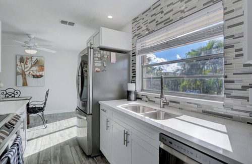 Central Naples House | Luxury Pool Near NCH Baker Luxury Pool central to Naples 3 bedroom