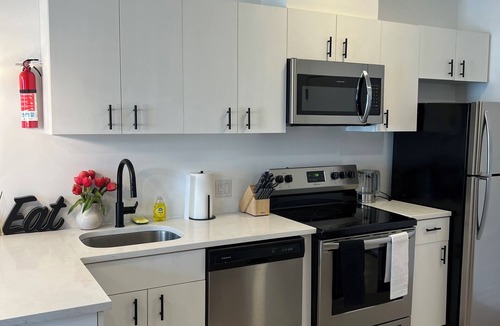 Elizabeth Apartment | Luxury Queen Studio- Minutes To NYC, EWR & MetLife