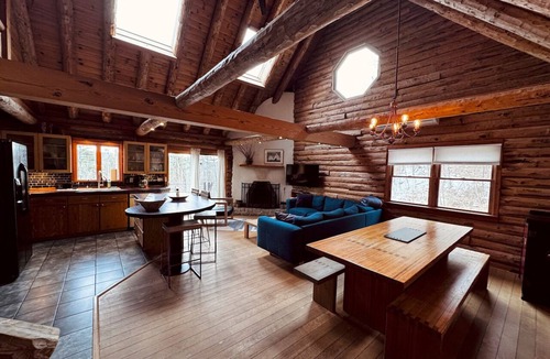 Catskill Cabin | Luxury secluded Catskill log cabin on creek-ski hike great restaurants mins away
