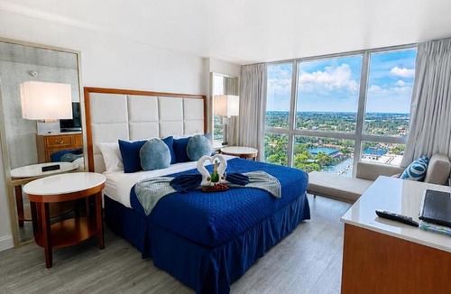Fort Myers River District Apartment | Luxury Skyline Apartment- Resort-Style Pool , Gym & Game Room