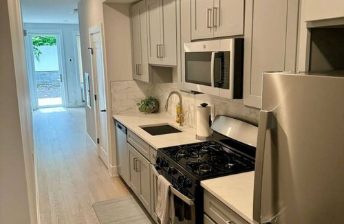 Historic Downtown Apartment | Luxury Studio Apartment - 7 Min Walk NYC Train