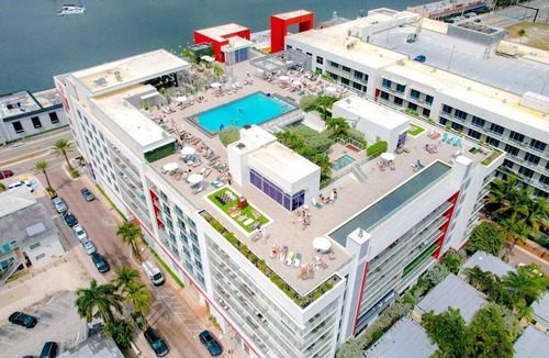 Hollywood Condo | Luxury Studio W/Balcony Steps to Beach-CS37