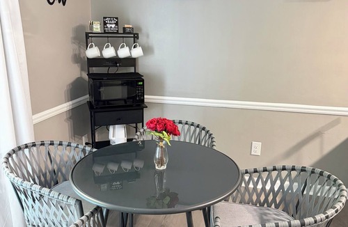 Tallahassee House | Luxury Townhome Retreat Family & Business Ready