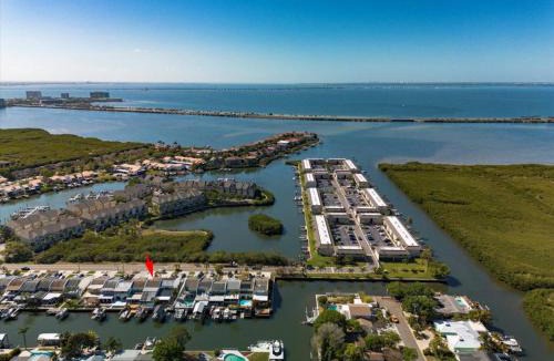 Bay Crest Park House | Luxury Waterfront Heated Pool & Dock Dander-Free