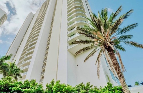 Edgewood Condo | Luxury Waterfront Studio Condo with Balcony Views