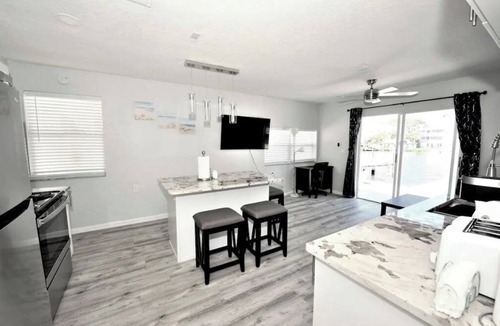 Madeira Beach Apartment | Madeira3 Waterfront & 2-3 minutes' Walktothe Beach