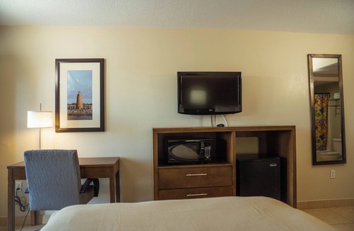 West Kissimmee Hotel | Magical Stays: Your Dream Retreat 6 Miles from Disney! Near Dining & Shopping