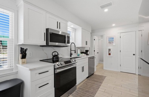 Ilexhurst House | Main St Gem! Walk to shops, dining & beach! +HEATED POOL AND SPA