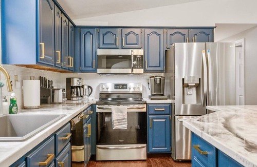 Liberty House | Maison Liberty in the Catskill with heated pool, hot tub firepit, games and more